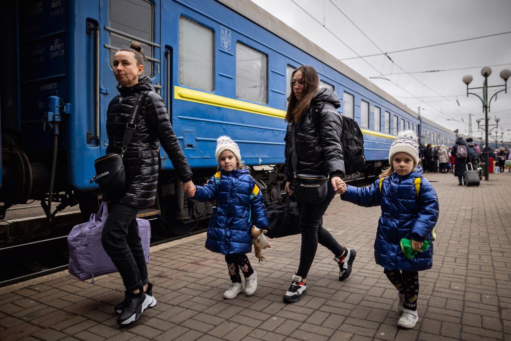 Стаття На Донеччині примусово евакуюють дітей із восьми населених пунктів Ранкове місто. Київ