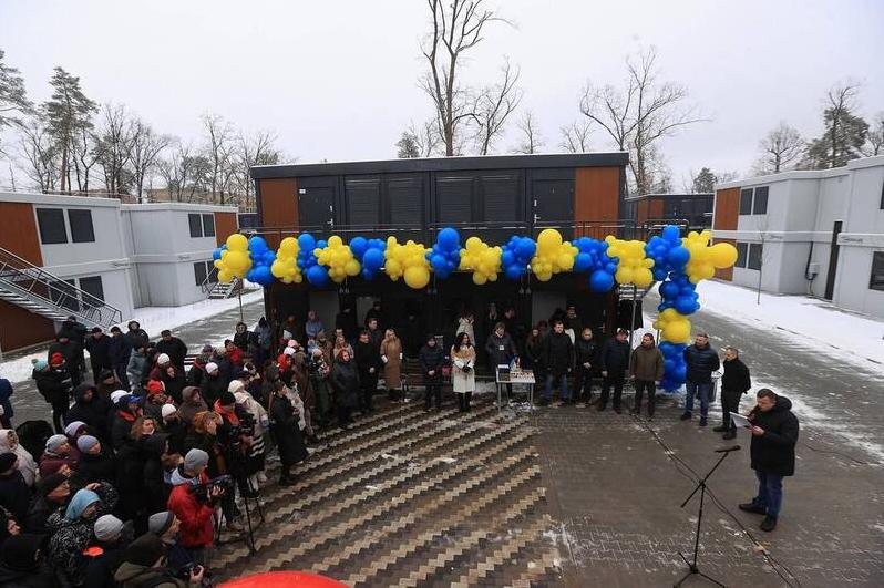 Стаття В Ірпені відбулось офіційне відкриття другої черги модульного містечка «Ластівка» Ранкове місто. Київ