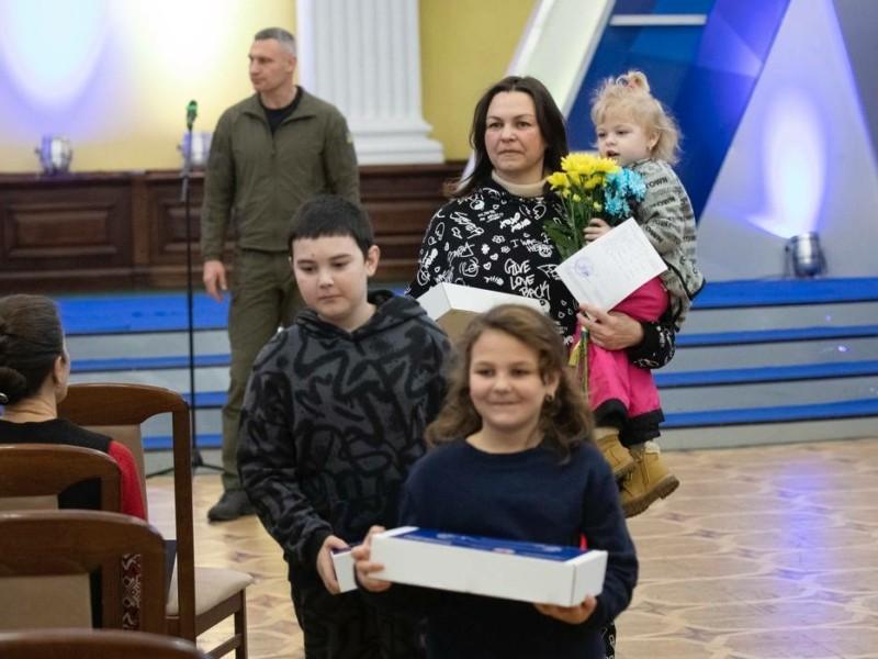 Стаття Вимушені переселенці отримали ще 20 квартир у Києві Ранкове місто. Київ