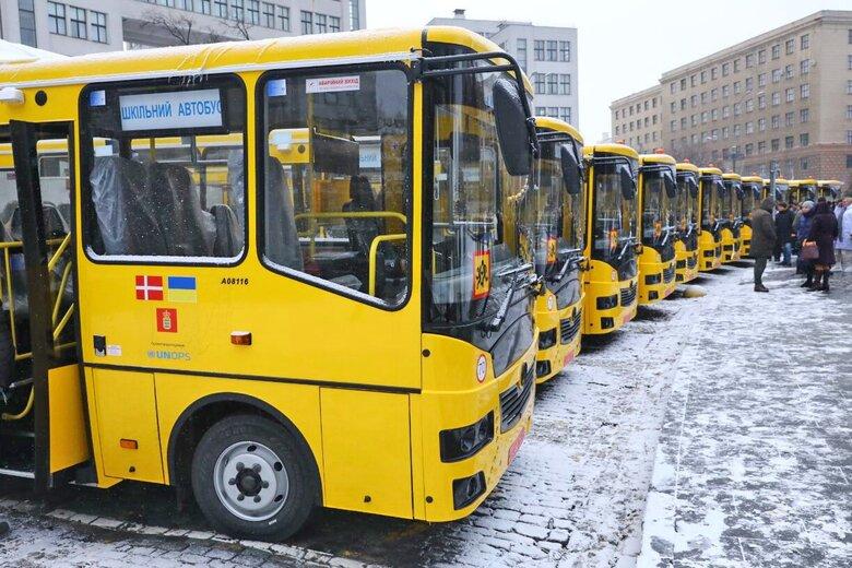 Стаття Закуплені Данією 34 шкільні автобуси прибули до України. ФОТОрепортаж Ранкове місто. Київ