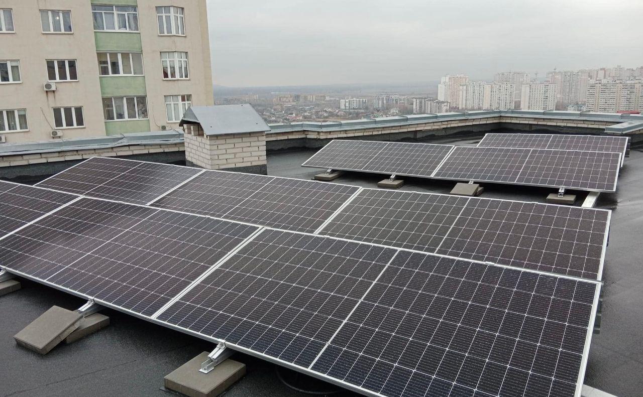 Стаття У Деснянському районі на даху багатоповерхівки встановили сонячну станцію Ранкове місто. Київ