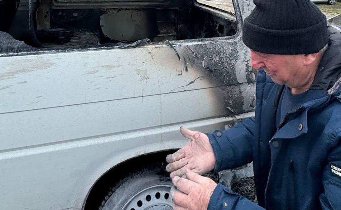 Стаття Відігнав палаючий автомобіль від сусідніх машин: поліцейські відзначили киянина Ранкове місто. Київ