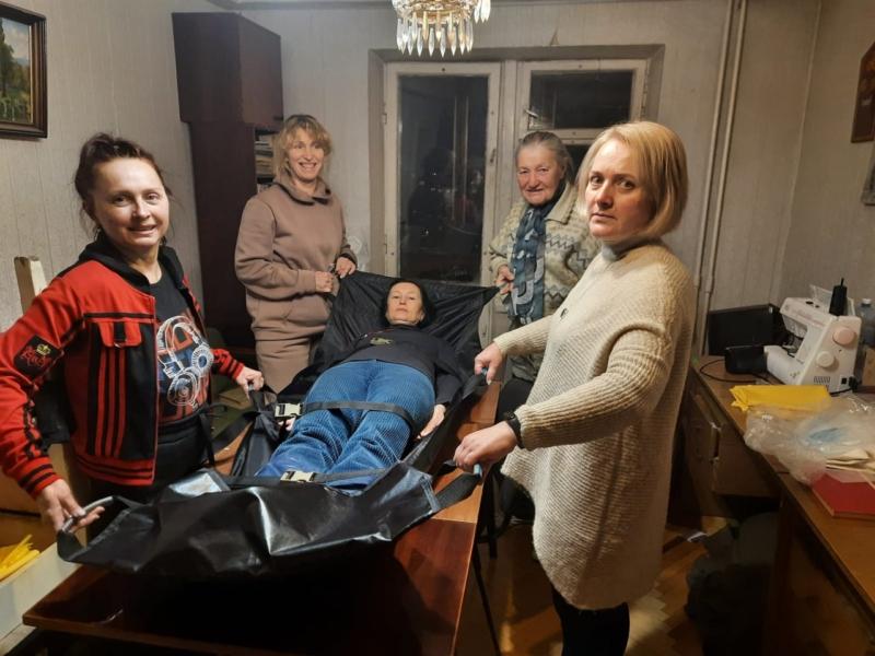 Стаття Волонтерки, які виготовляють ноші для евакуації поранених на фронті, шукають помічників Ранкове місто. Київ