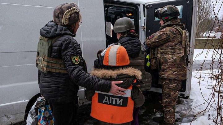 Стаття В небезпеці 72 дитини: на Донеччині розпочався п’ятий етап примусової евакуації Ранкове місто. Київ