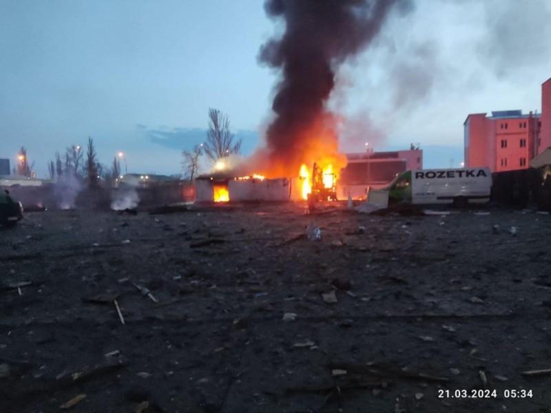 Стаття Понівечена будівля і автівки: склад ROZETKA постраждав під час ракетної атаки Ранкове місто. Київ