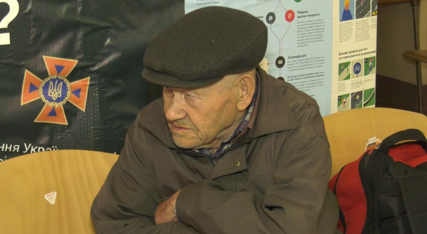 Стаття 88-річний дідусь самотужки вийшов з окупованої частини Очеретиного. ВIДЕО Ранкове місто. Київ