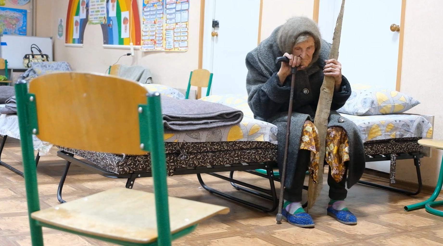 Стаття Весь день пішки без їжі та води:98-річна бабуся самотужки вийшла з Очеретиного, яке атакують росіяни Ранкове місто. Київ