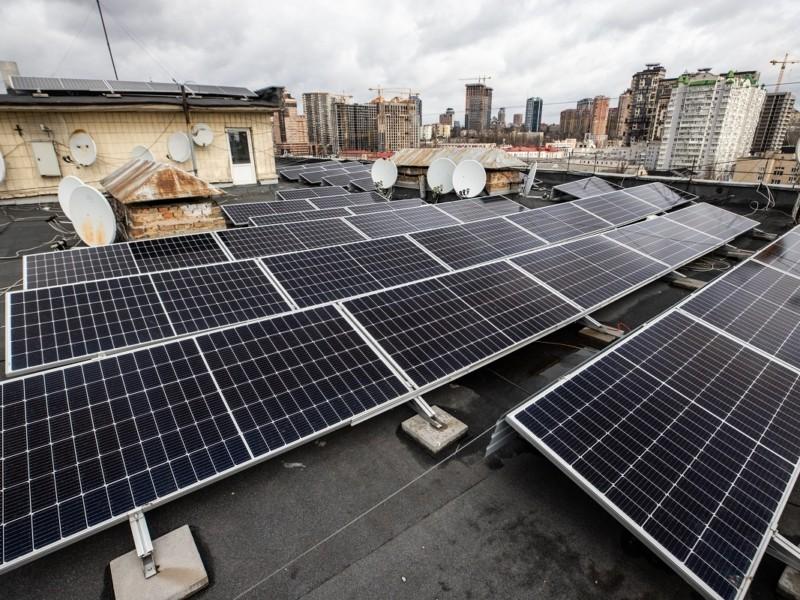 Стаття Хатня справа: як сонячні панелі допомагають економити світло столичній багатоповерхівці Ранкове місто. Київ