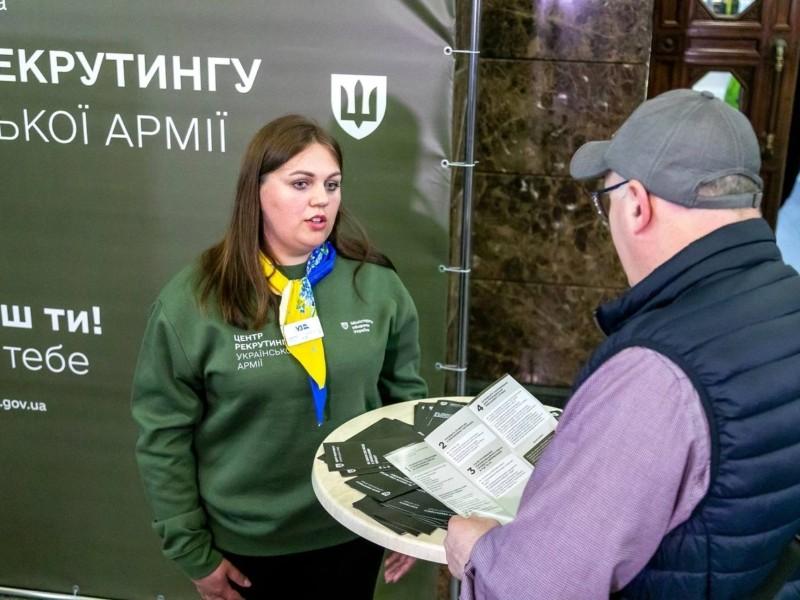 Стаття На залізничному вокзалі відкрився інформаційний пункт рекрутингу до армії Ранкове місто. Київ