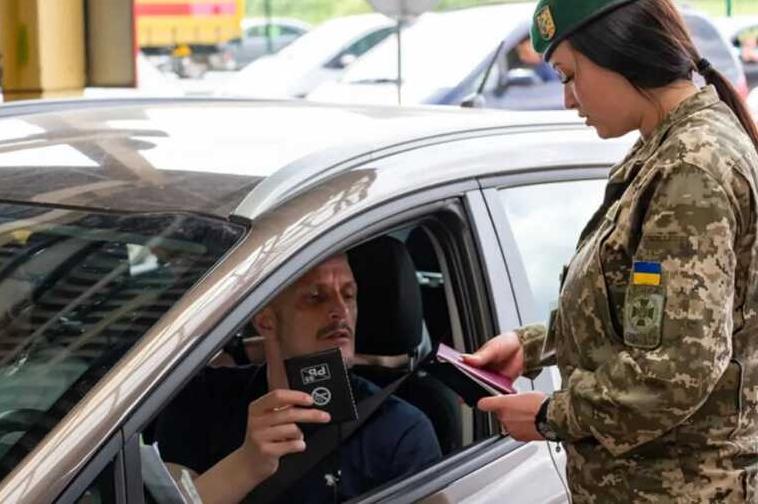 Стаття Деяким водіям в Україні не потрібний військовий квиток Ранкове місто. Київ