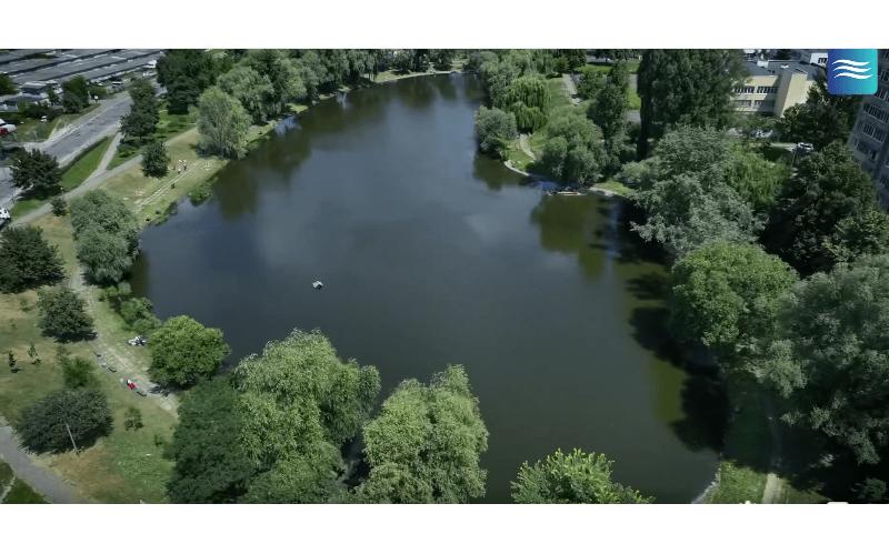 Стаття Машина-амфібія розчистила озеро на Святошині Ранкове місто. Київ