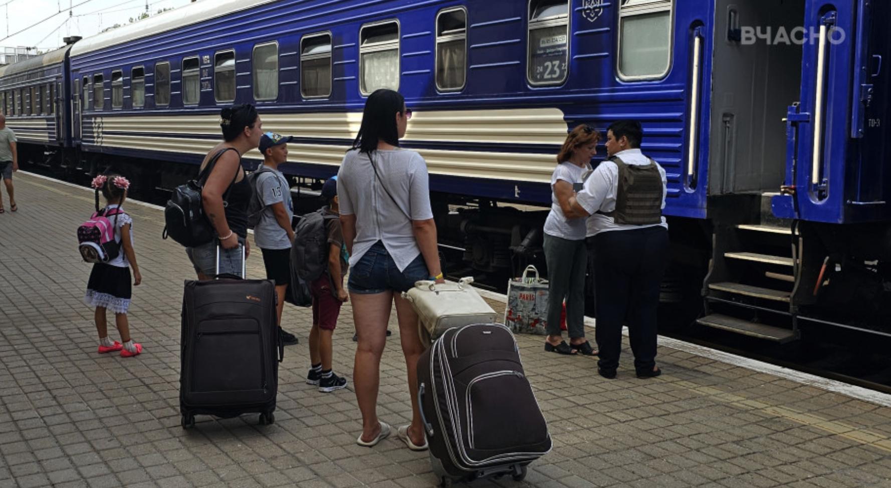 Стаття Евакуаційний потяг для жителів Донеччини курсуватиме до Чернівецької області Ранкове місто. Київ